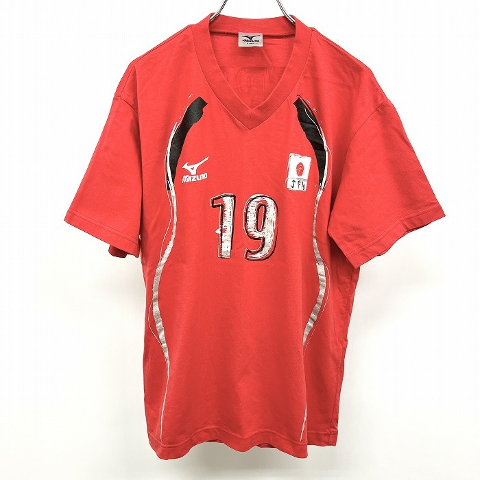 ミズノ MIZUNO Tシャツ バレー 日本代表 手書き風プリント 背番号19番 Vネック 半袖 綿100% L レッド系×シルバー×ブラック 赤 メンズ_画像1