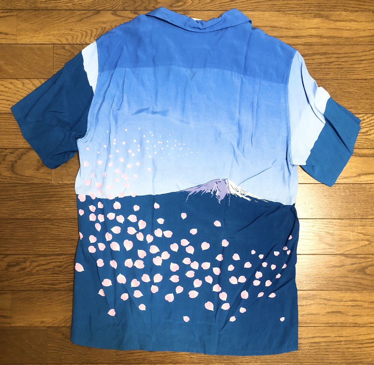 新品【blue blue】富士と桜 アロハシャツ☆M_画像2