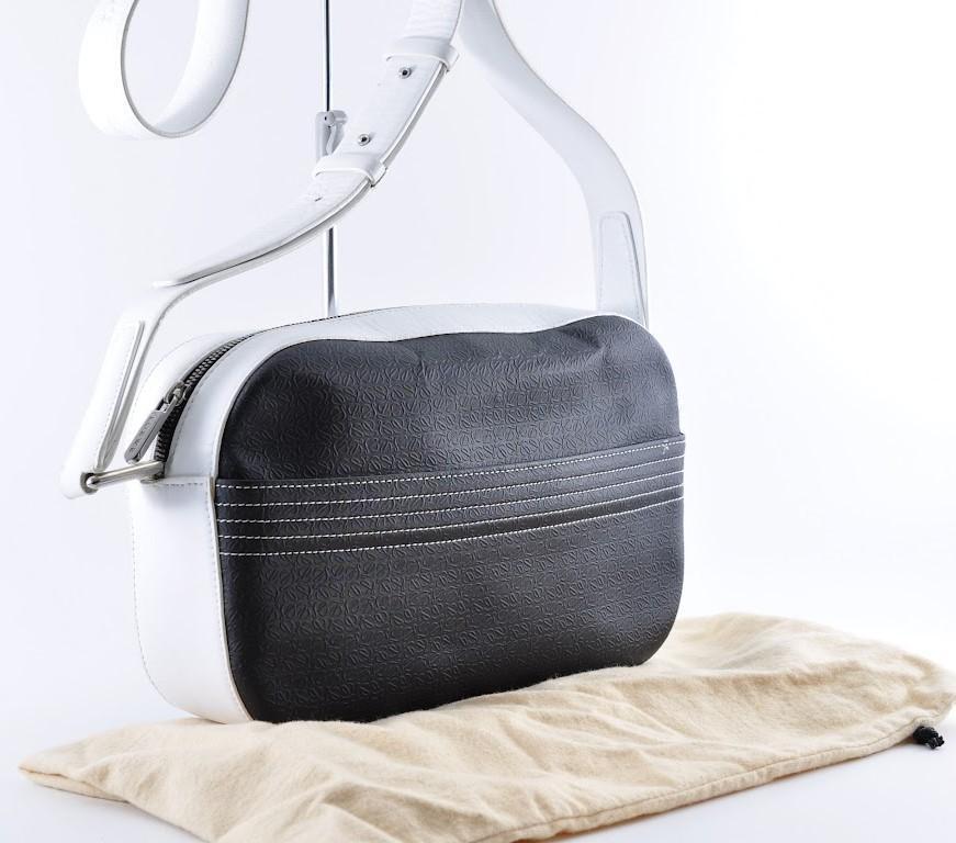 LOEWE ショルダーバッグ リピート アナグラム エンボス PVC 保存袋付き-