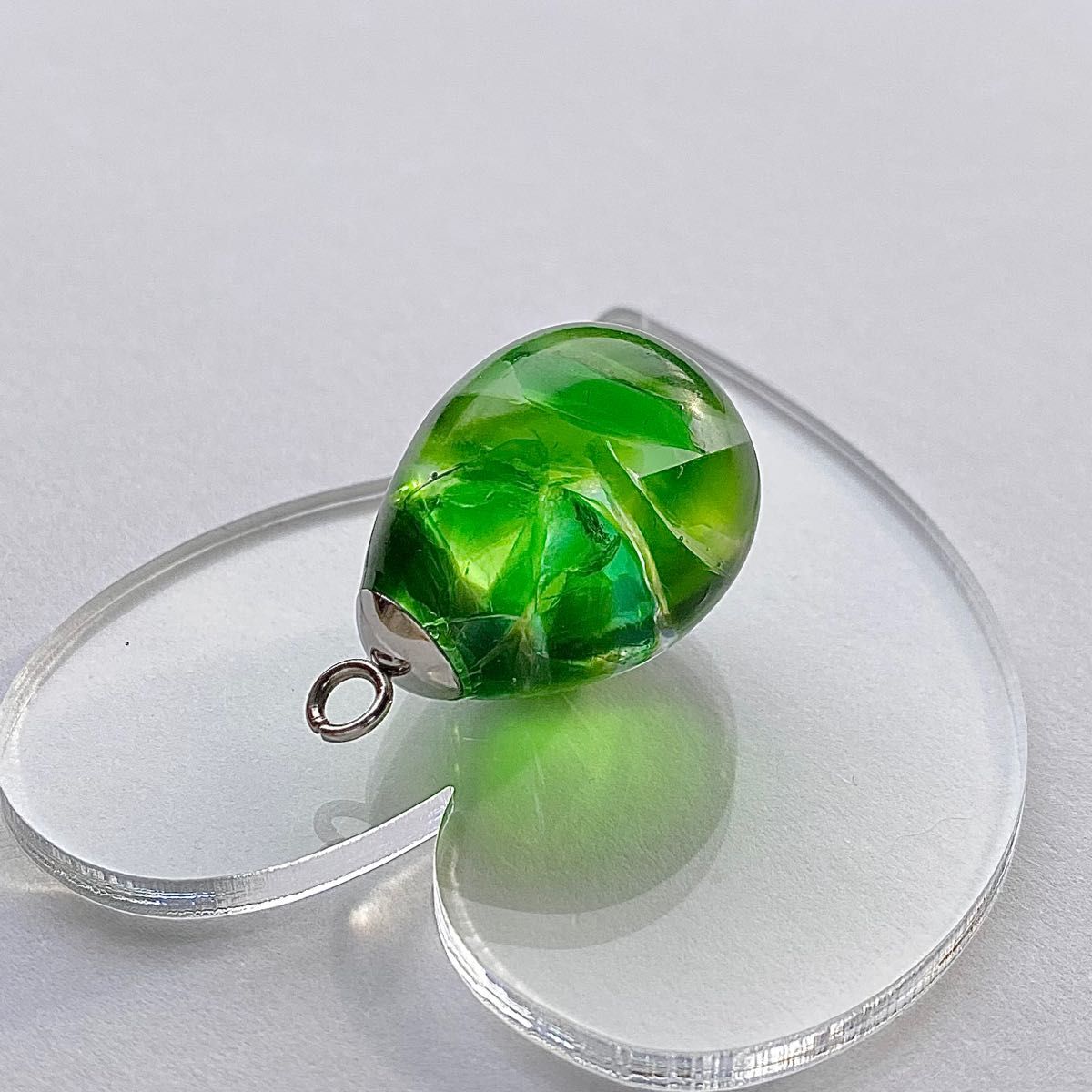 ネックレス　沖縄琉球ガラス　ドロップ　琉球ガラス　緑　立体　雫　レジン　一点物　ハンドメイド　アクセサリー　ペンダント　ガラス