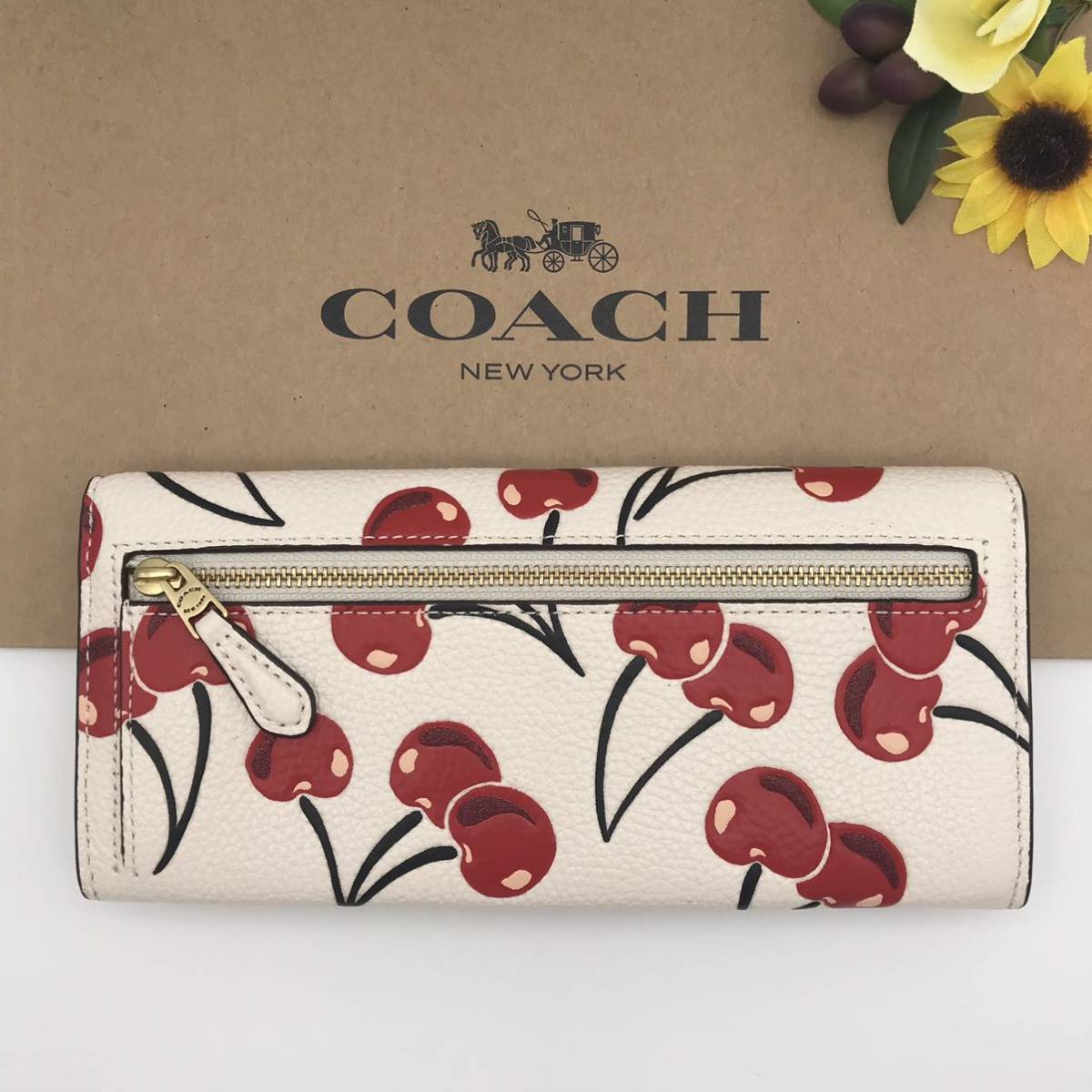 COACH 長財布 ★大人気★ ウィン ソフト ウォレット ウィズ チェリー プリント ブラス チョーク CA161 B4/HA 新品_画像2