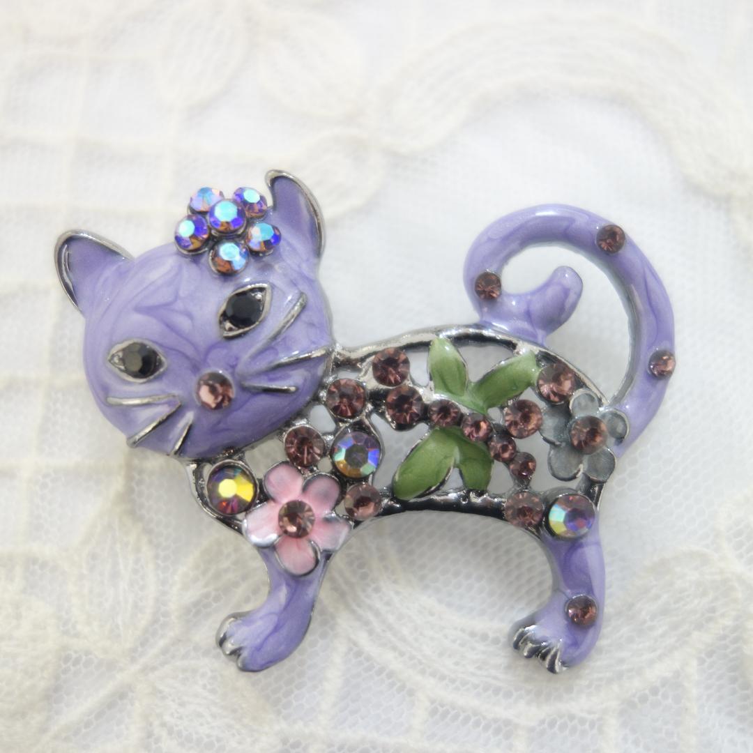 ラベンダー色　薄紫　お花とキラキラ☆彡 ラインストーンでお洒落した　猫/ねこ ちゃんブローチ_画像1