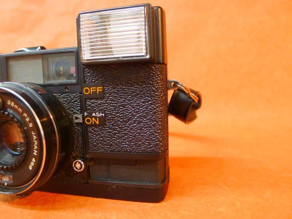 e214 KONICA C35 EF 38㎜ F2.8 ケース付き フィルム式 コンパクト カメラ シャッターOK/60の画像10