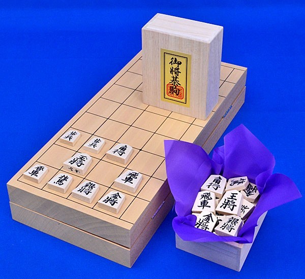 魅力の 将棋セット 新桂10号折将棋盤セット(木製将棋駒白椿上彫) 将棋