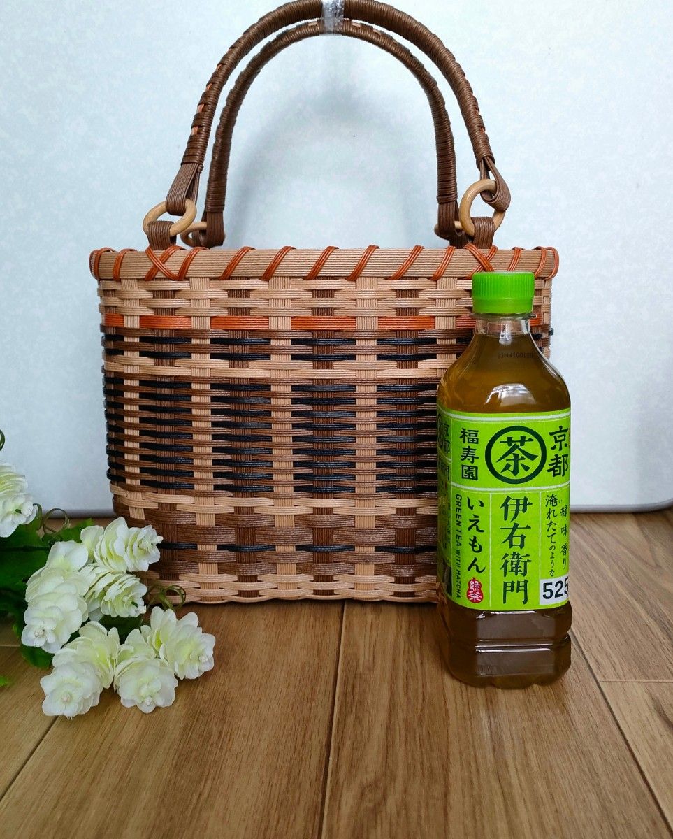 編み込み模様のクラフトバンドかごバッグバッグ《ブラウン系 編み込み模様のクラフトバンドかごバッグバッグ《ブラウン系