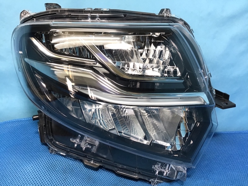 【190600】　LA650S タントカスタム　右ヘッドランプ　LED　Koito 100-69075　刻印 Z_画像1