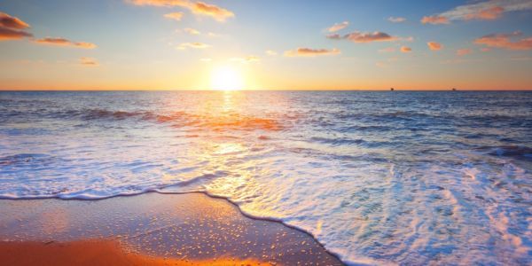 波 夕焼けの砂浜と波 鮮やかな景色 サンセットビーチ 絶景 日没 海 パノラマ 壁紙ポスター 特大1152×576mm はがせるシール式 102S1_画像1