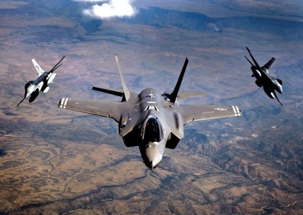  Stealth истребитель F-35A подсветка Ⅱ USAF унификация удар . истребитель милитари обои постер очень большой A1 версия 830×585mm. ... наклейка тип 003A1