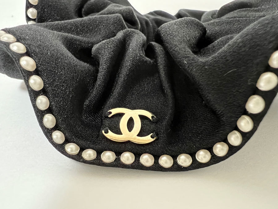 CHANEL Chanel заколка-резинка аксессуары для волос атлас костюм жемчуг черный 23S AA9137 B10966 94305 как новый 