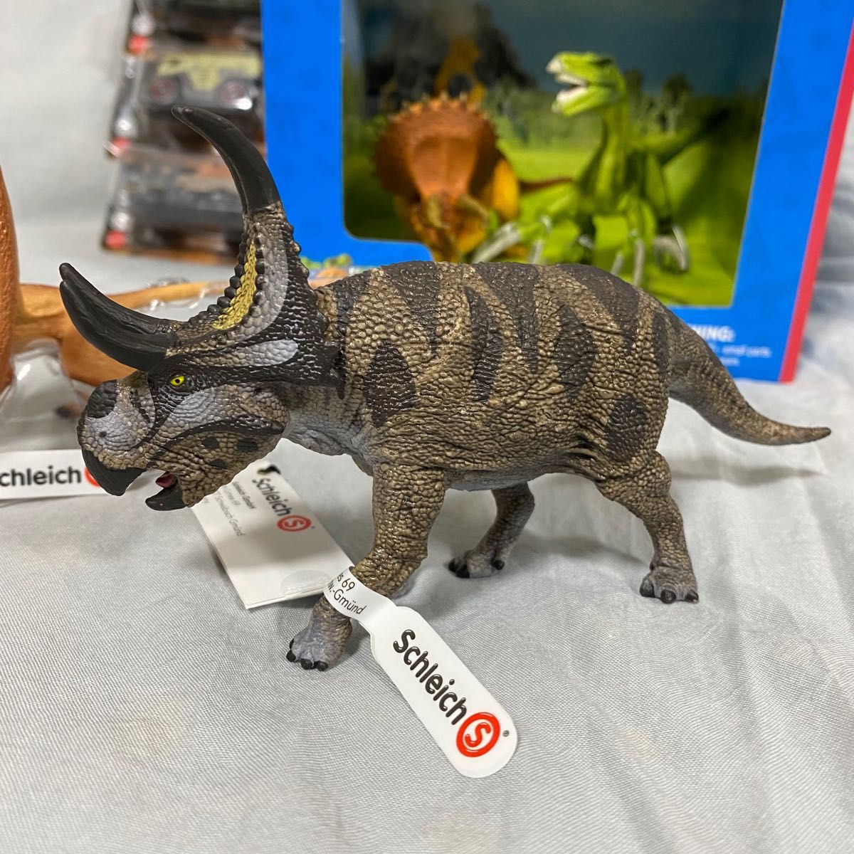 シュライヒ恐竜フィギュア5匹JURASSIC WORLD MATCHBOX 4台　合わせて9点セット