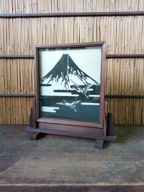 ◇切り絵/アート 鶴 つる 富士山 縁起物 飾り物 和柄 木製 スタンド額 床の間飾り 和風 額縁 和室 額装 昭和レトロ インテリア小物_画像1