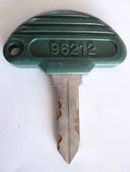 △△ 96212/緑色　アルゼ系　メーカー純正のドアキーです。(中古品)　対応シリンダーにご注意ください。 鍵 カギ かぎ_画像1