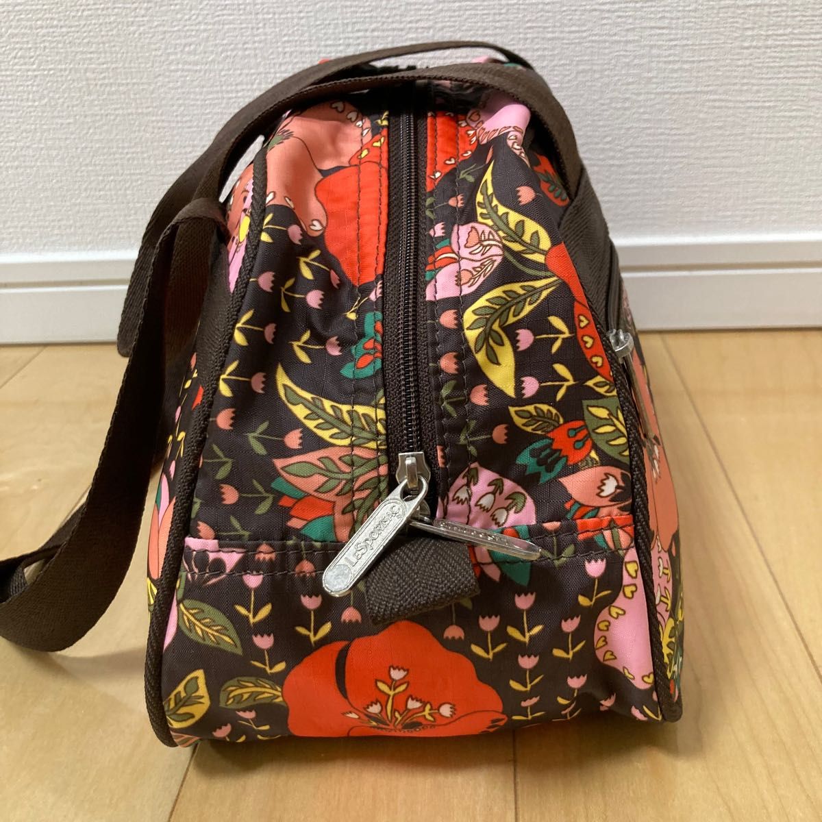 【LeSportsac】ミニボストンバッグ (ジョシー) ブラウン 花柄