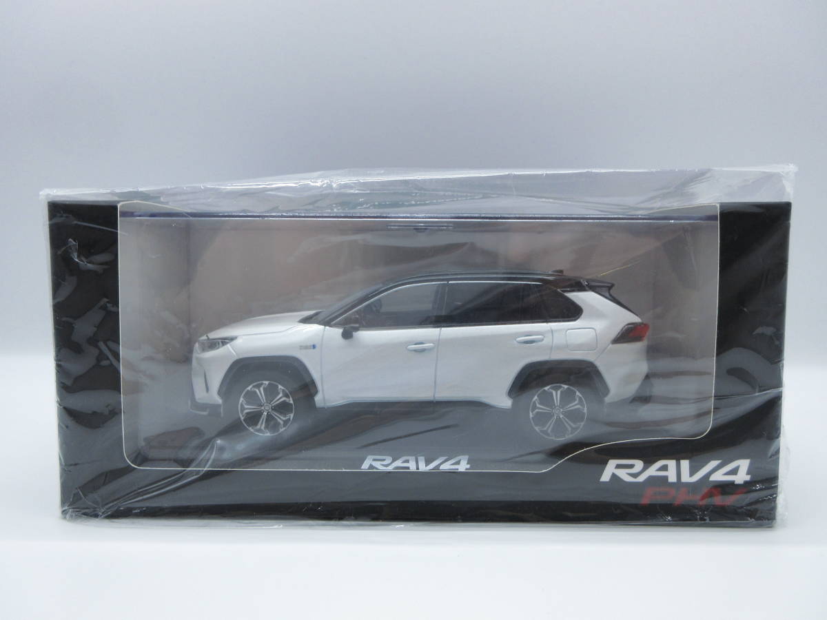 1/30 トヨタ 新型RAV4 PHV ラブフォーPHV　2トーン ブラックマイカxホワイトパールクリスタルシャイン　非売品 カラーサンプル ミニカー_画像1