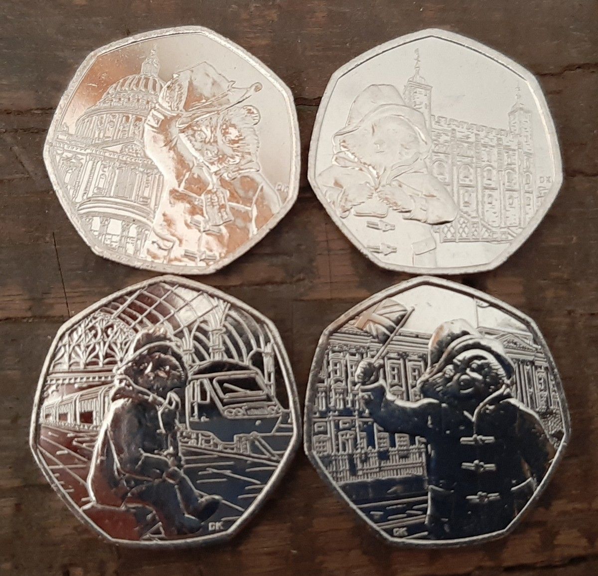 イギリス 英国 コイン4種類セット くま の パディントンデザインPaddington Bearカプセル付き1. 駅のパディント