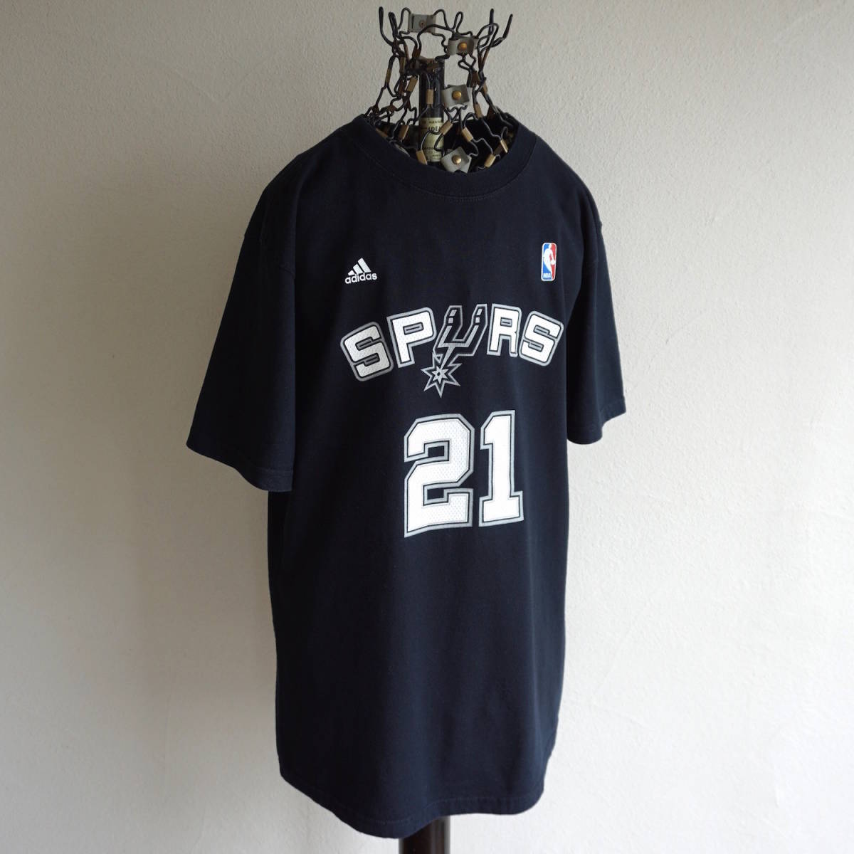 2000s adidas NBA SPURS スパーズ #21 DUNCAN ティム・ダンカン ナンバリングレタードプリントTシャツ M位 黒 バスケ USA アメリカ 古着_画像2