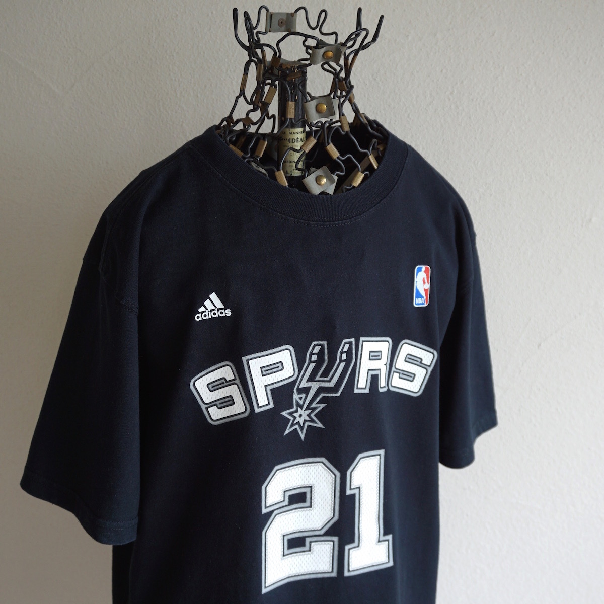 2000s adidas NBA SPURS スパーズ #21 DUNCAN ティム・ダンカン ナンバリングレタードプリントTシャツ M位 黒 バスケ USA アメリカ 古着_画像1