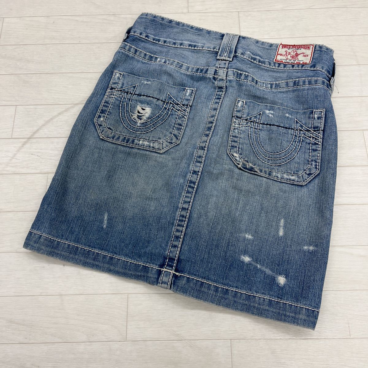 1041◎ USA製 TRUE RELIGION トゥルーレリジョン パンツ スカート 台形 膝丈 ダメージ加工 デニム生地 レディース25_画像2