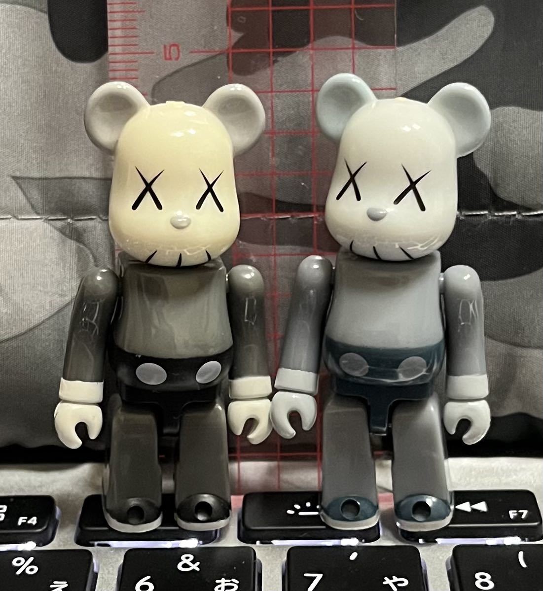 KAWSノベルティ２体セットBE@RBRICK70%OriginalFake 検）ベアブリック