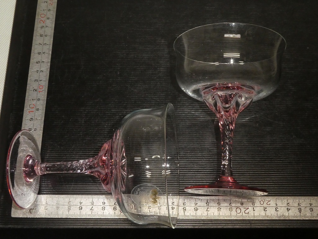 ●Leag？ ピンクガラス パフェグラス アイスカップ 2客 カクテルグラス ガラス工芸 捻じりステム スパイラルステム　気泡有●_画像4