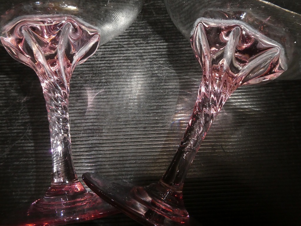 ●Leag？ ピンクガラス パフェグラス アイスカップ 2客 カクテルグラス ガラス工芸 捻じりステム スパイラルステム　気泡有●_画像5