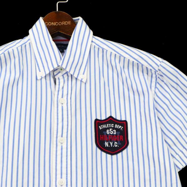 美品★ TOMMY HILFIGER トミーヒルフィガー 通年 ロゴワッペン★ 半袖 ストライプ シャツ Sz.M　メンズ 白 × 青系　C3T04948_5#C_画像2