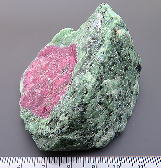 ゾイサイト中のルビー結晶 Corundum 大型 タンザニア産 瑞浪鉱物展示館 4319_画像2
