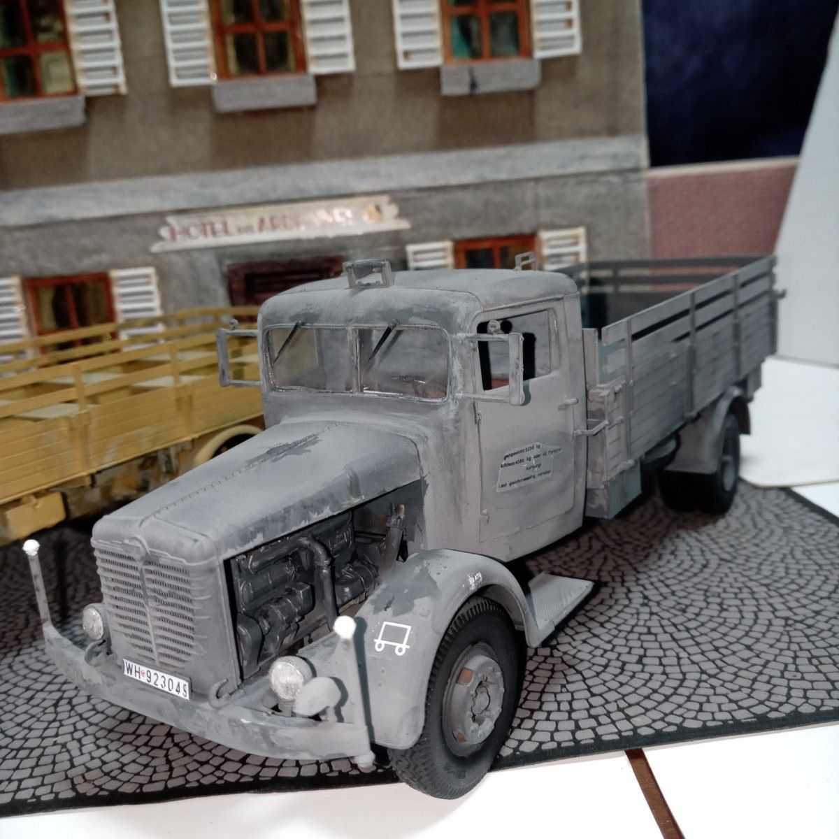 ドイツ軍用車輌　大型トラック２輛　ズベズダ・AFVクラブ　1／35　ジオラマ用