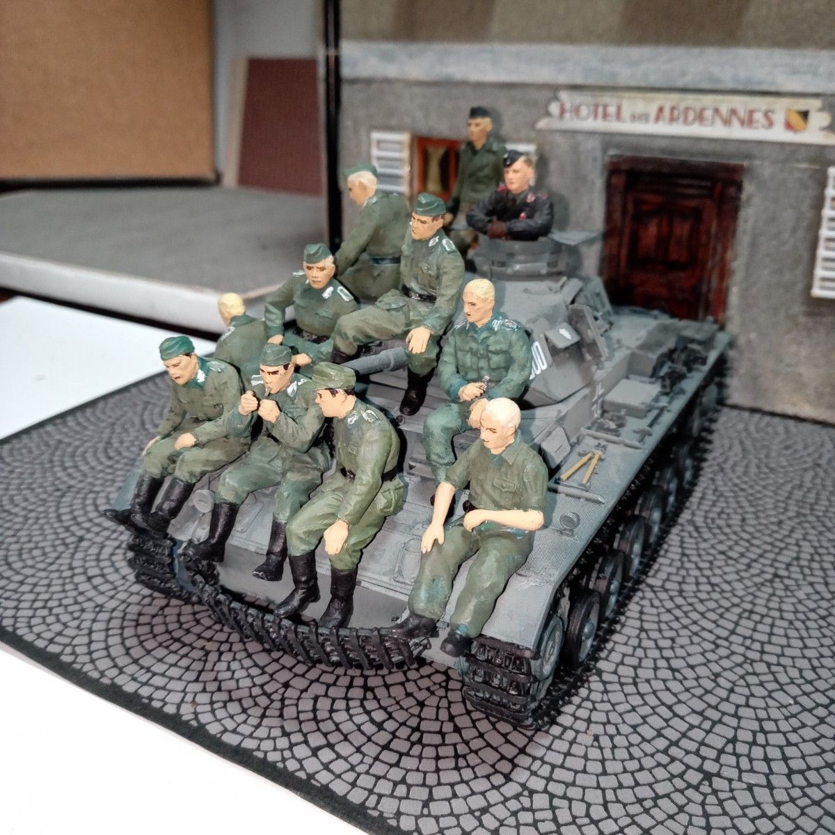 ドラゴン Ⅲ号戦車F型とドイツ兵 1/35 ジオラマ用|Yahoo ドラゴン Ⅲ号戦車F型とドイツ兵 1/35 ジオラマ用|Yahoo