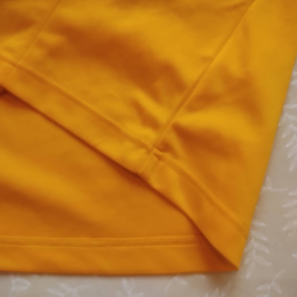 美品！　スリクソン SRIXON　半袖シャツ　サイズＭ（やや大きめ）柔らかい　やや光沢オレンジ色　細かいメッシュ風 ドライ速乾薄手生地　_画像8