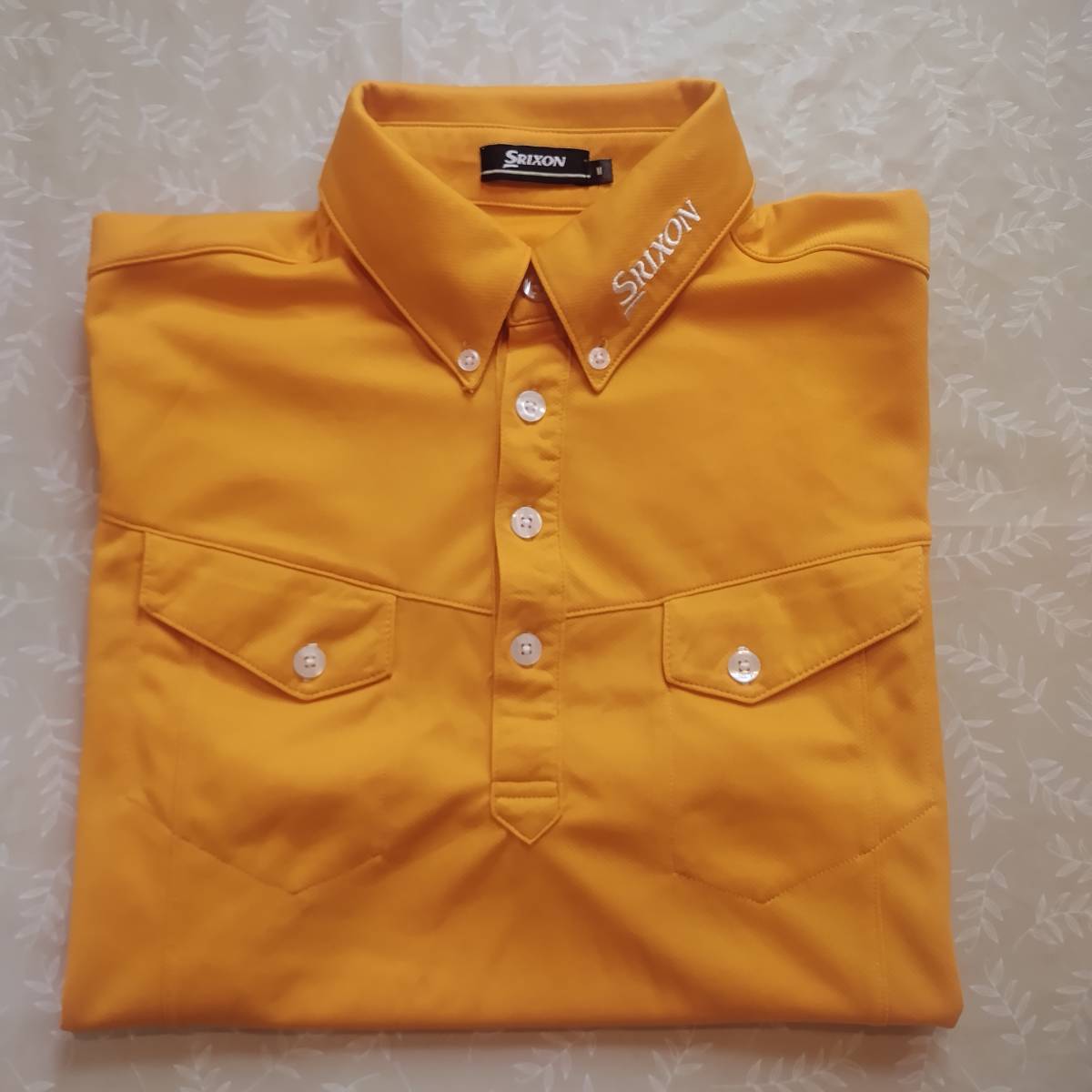 美品！　スリクソン SRIXON　半袖シャツ　サイズＭ（やや大きめ）柔らかい　やや光沢オレンジ色　細かいメッシュ風 ドライ速乾薄手生地　_画像9