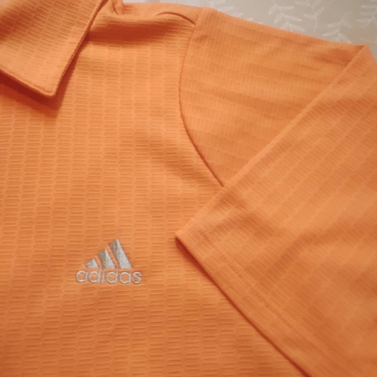 美品！　アディダス　adidas　半袖シャツ　サイズＭ/Ｍ　CLIMACOOL　オレンジ色ⅹやや立体的総模様柄　しなやか　ドライ速乾薄手生地_画像3