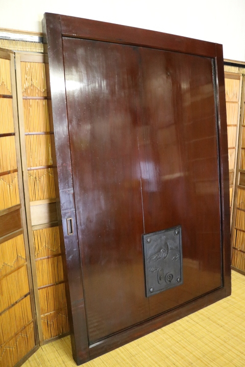 A113. large power! peace modern! extremely thick metal fittings! old fittings Yamagata prefecture . inside district .. crane metal fittings warehouse door Meiji chestnut fittings display bulkhead . weight approximately 50.# warehouse door # era furniture # antique 