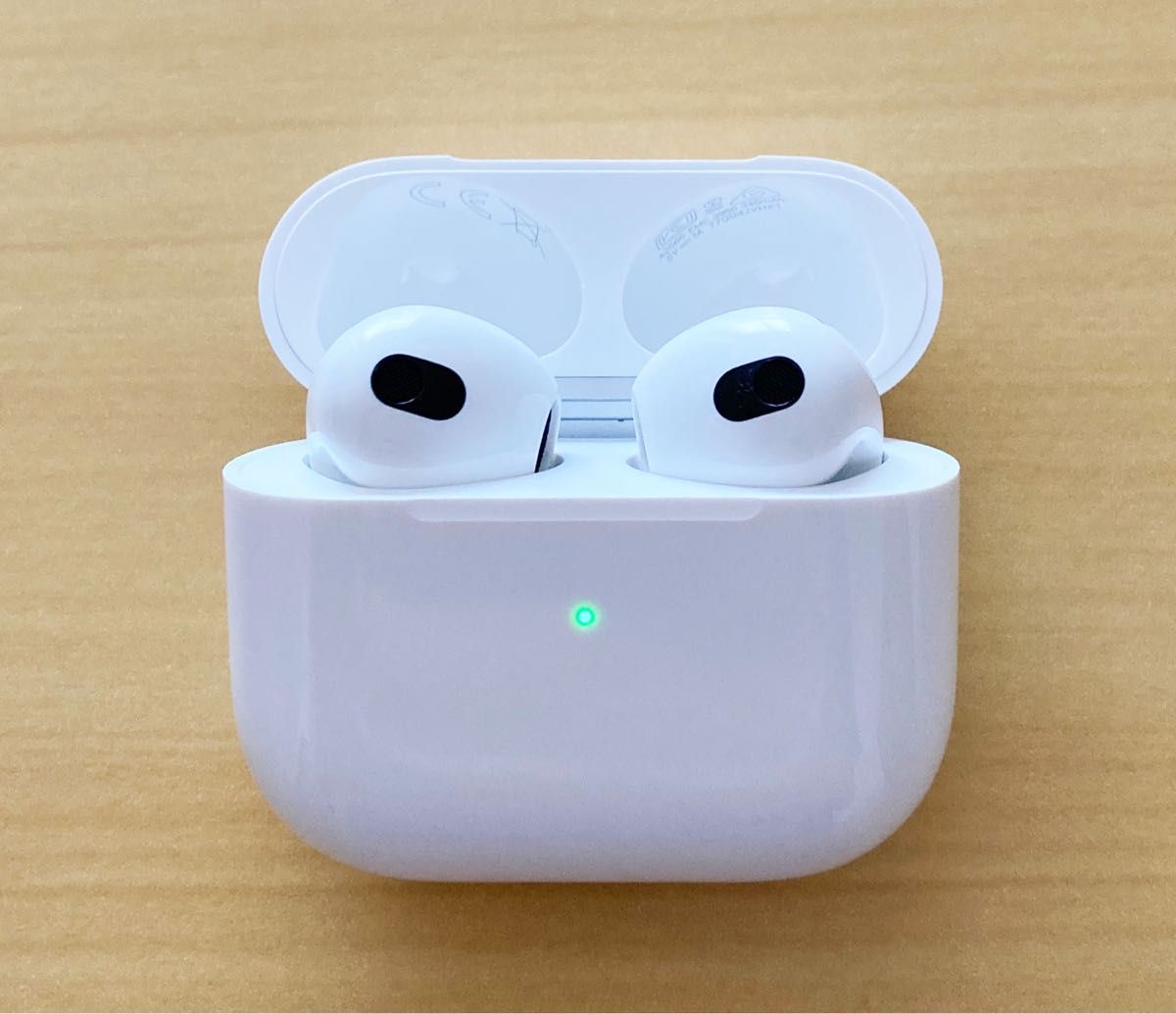 ほぼ新品 Apple AirPods 第3世代 MME73J/A MagSafe充電ケース ほぼ新品 Apple AirPods 第3世代 MME73J/A MagSafe充電ケース
