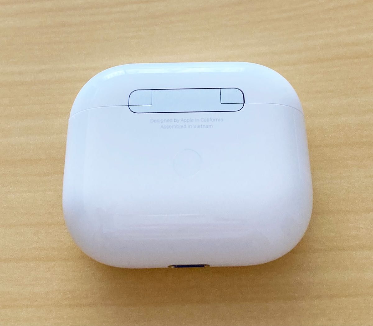 ほぼ新品 Apple AirPods 第3世代 MME73J/A MagSafe充電ケース ほぼ新品 Apple AirPods 第3世代 MME73J/A MagSafe充電ケース