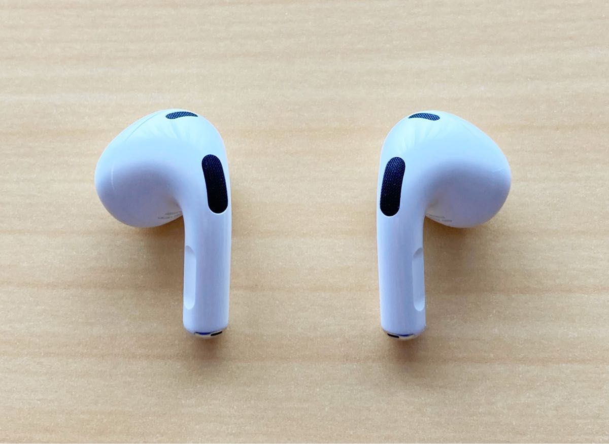 ほぼ新品 Apple AirPods 第3世代 MME73J/A MagSafe充電ケース ほぼ新品 Apple AirPods 第3世代 MME73J/A MagSafe充電ケース