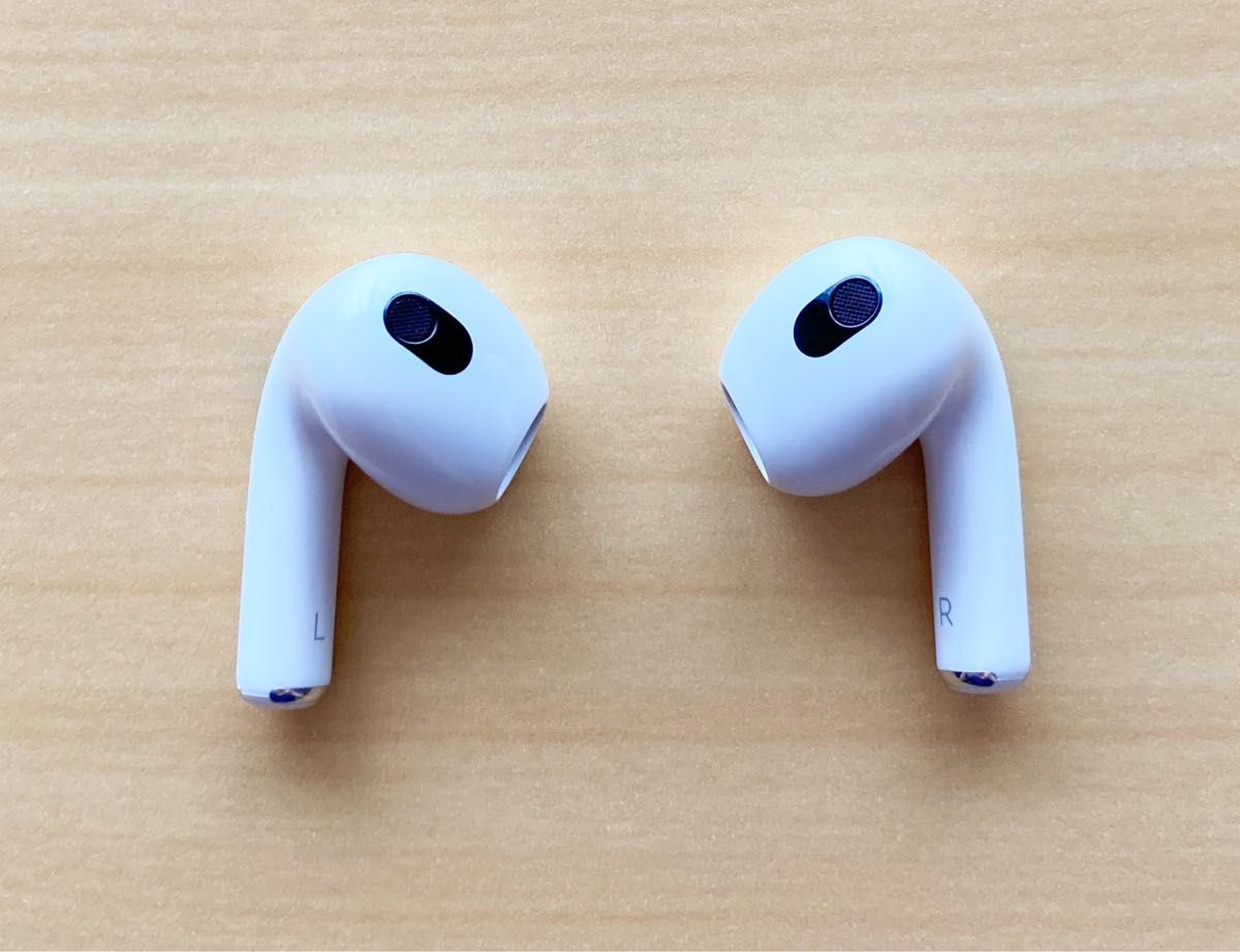ほぼ新品 Apple AirPods 第3世代 MME73J/A MagSafe充電ケース ほぼ新品 Apple AirPods 第3世代 MME73J/A MagSafe充電ケース