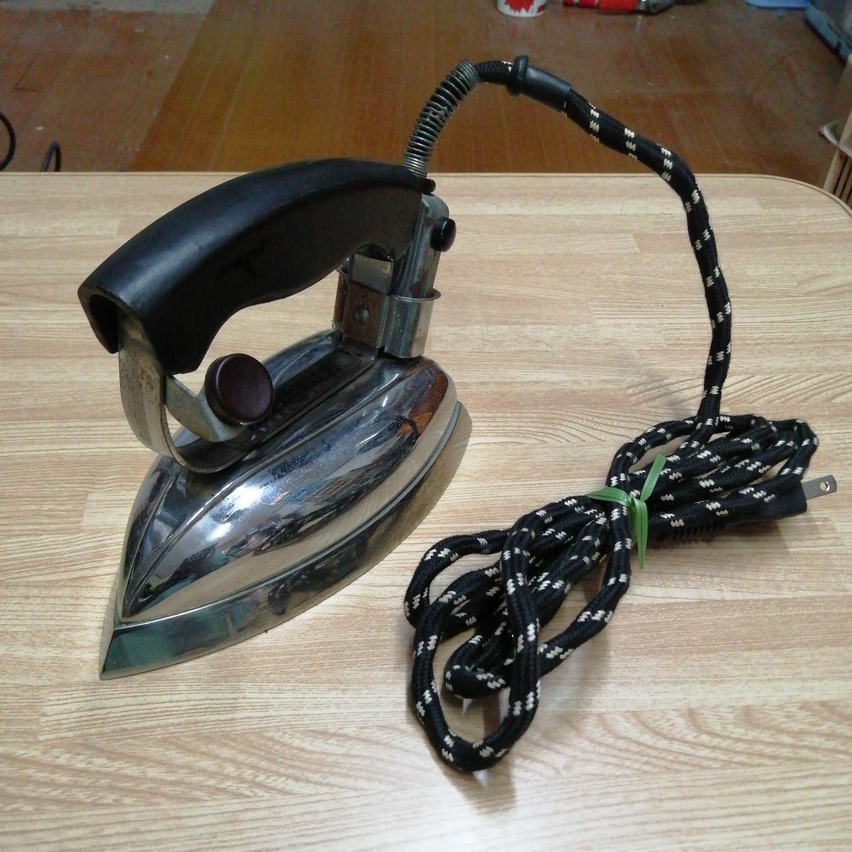  operation OK. iron National Matsushita electro- vessel 4LBS 100V 250W antique antique National postage 520 jpy other 
