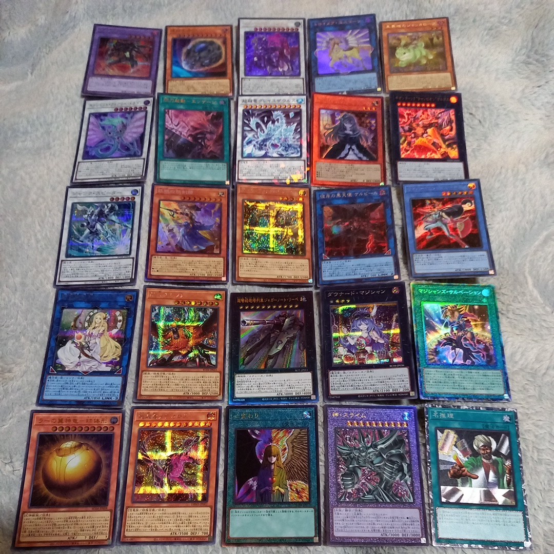 大人も着やすいシンプルファッション 遊戯王カード25枚まとめ売り