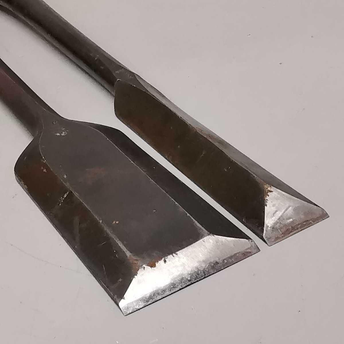 2本まとめ 啓寿銘 突き鑿 黒檀柄 全長約63.5cm ノミ つき 2本まとめ 啓寿銘 突き鑿 黒檀柄 全長約63.5cm ノミ つき