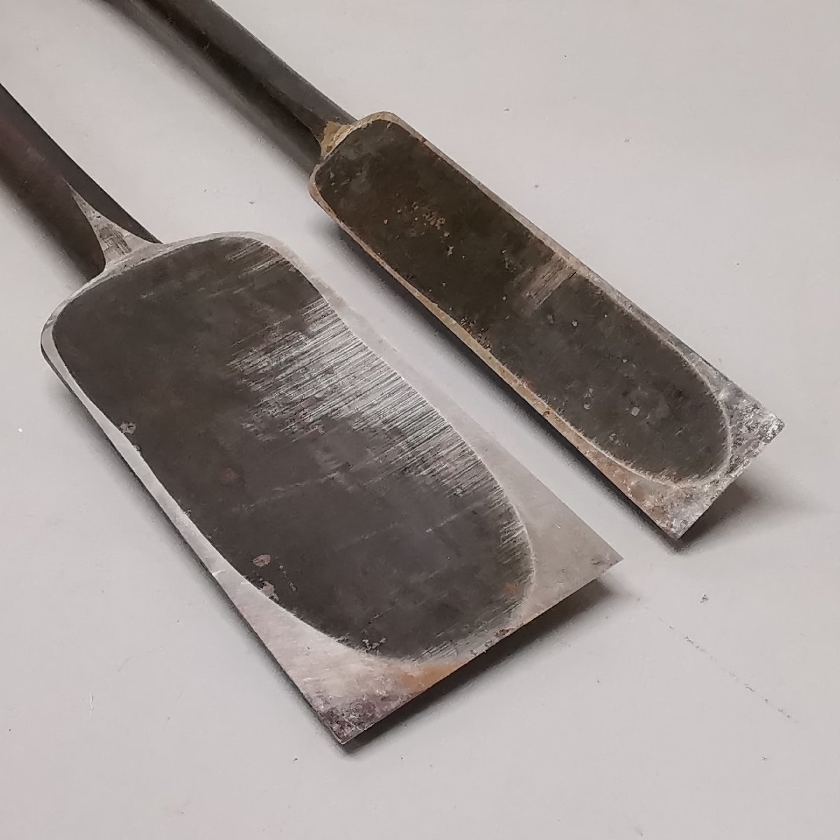 2本まとめ 啓寿銘 突き鑿 黒檀柄 全長約63.5cm ノミ つき 2本まとめ 啓寿銘 突き鑿 黒檀柄 全長約63.5cm ノミ つき