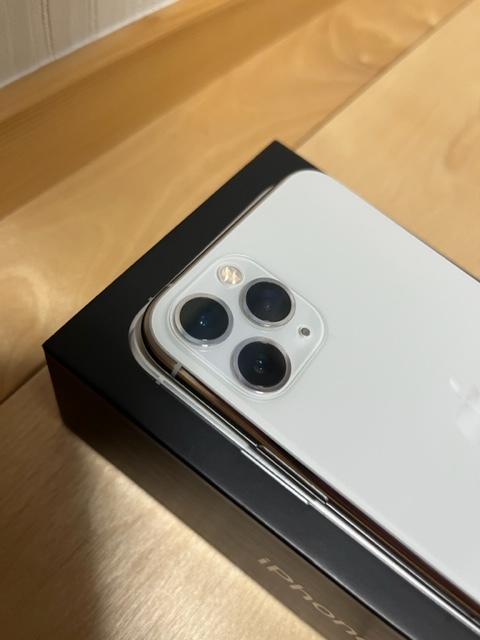 【美品】iPhone 11 Pro 64GB シルバー SIMフリー Docomo バッテリー交換済 利用制限〇の画像3