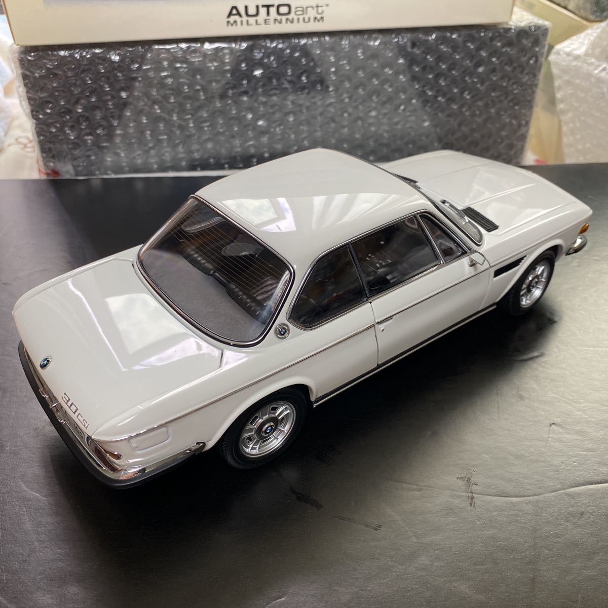 オートアート BMW 3.0CSi (1/18) | inmano.com.br