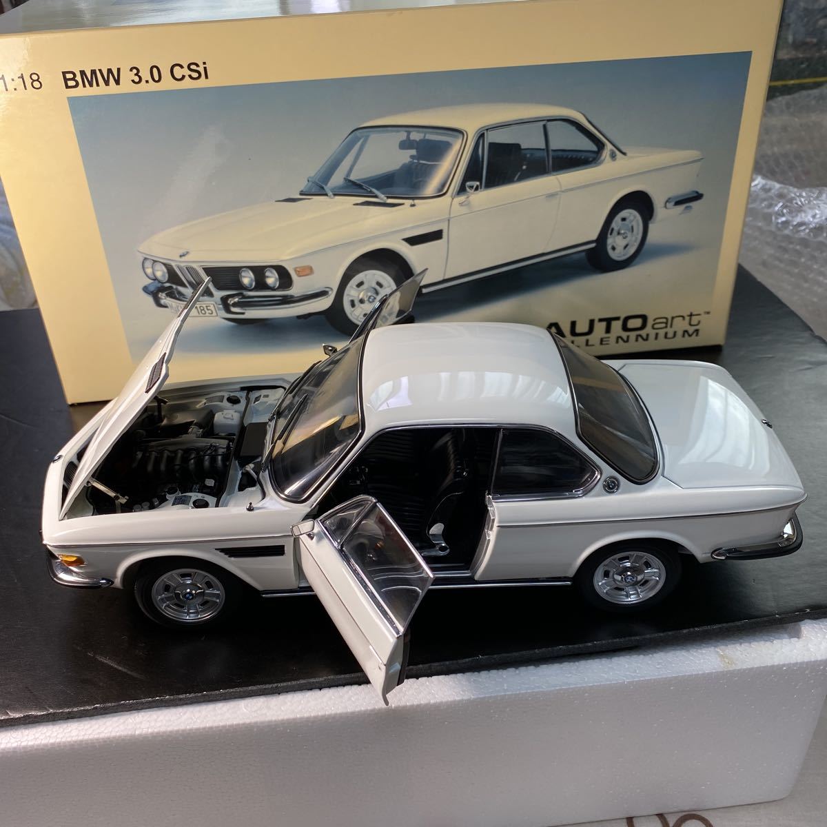 オートアート BMW 3.0CSi (1/18) | inmano.com.br