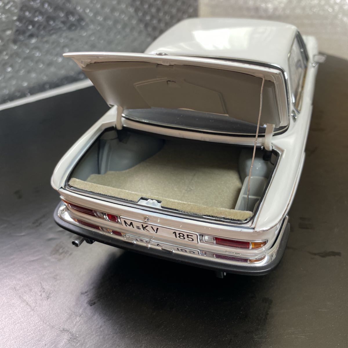 オートアート BMW 3.0CSi (1/18) | inmano.com.br