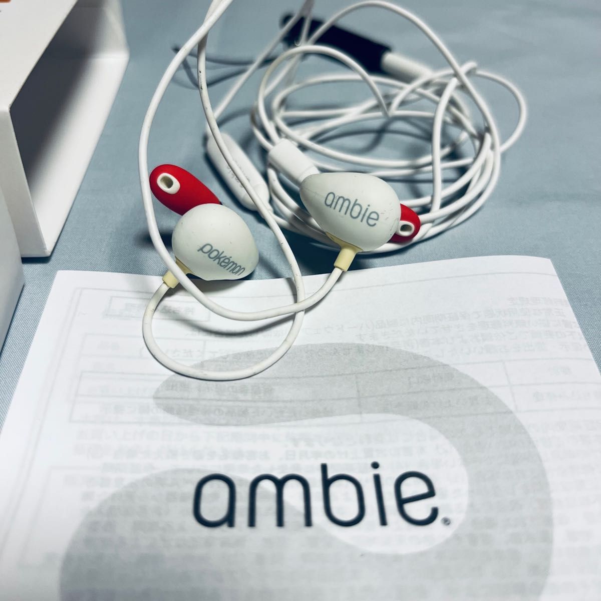 ambie 有線 イヤホン sound earcuffs AM-01/MQ ポケモン モンスターボールカラー