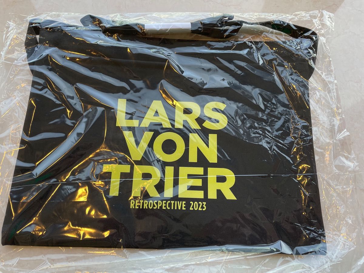 ラース・フォン・トリアー レトロスペクティブ2023 Tシャツ サコッシュ-