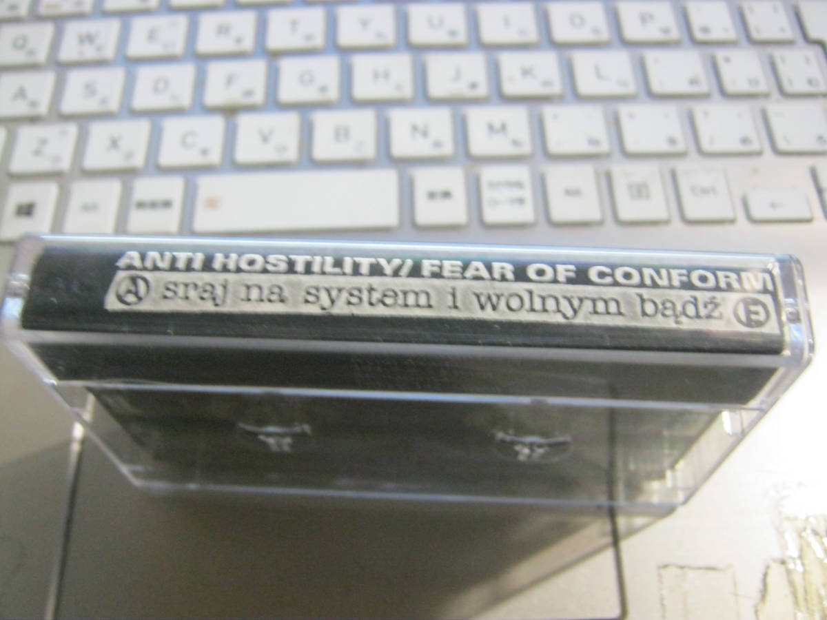 ANTI HOSTILITY : FEAR OF CONFORM / sraj na system i wolnym badz Split cassette tape Neuropathia _画像2