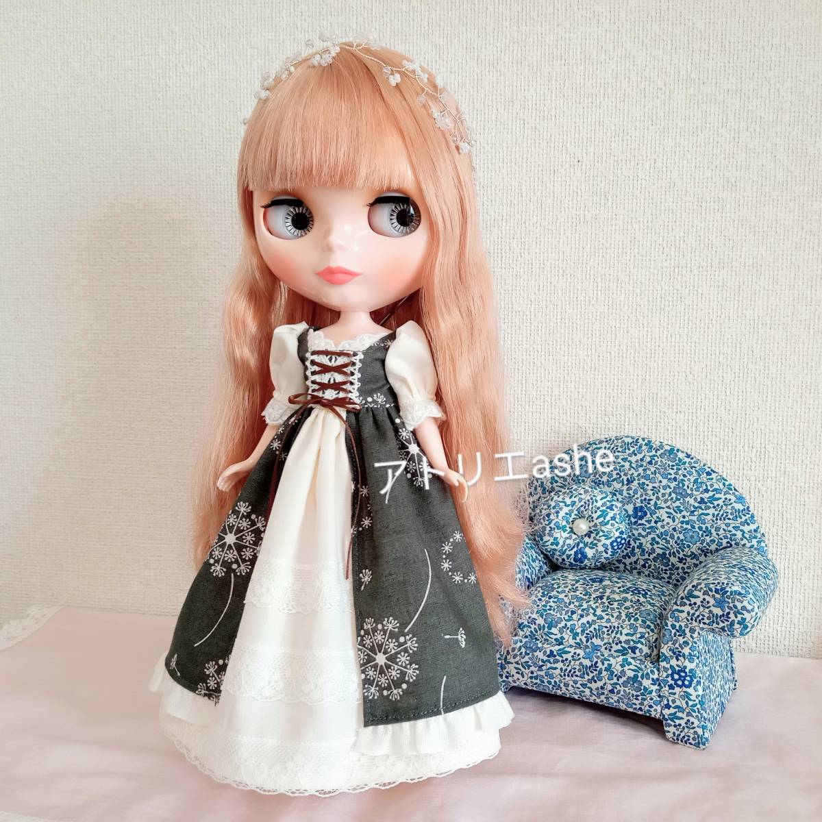 送料無料！ ハンドメイド ネオブライス・リカちゃんの服「編み上げの中世風ドレス（綿毛柄）」ブライス 服 ワンピース ドレス レイヤード(服、靴)｜売買されたオークション情報、ヤフオク!  の商品情報をアーカイブ公開