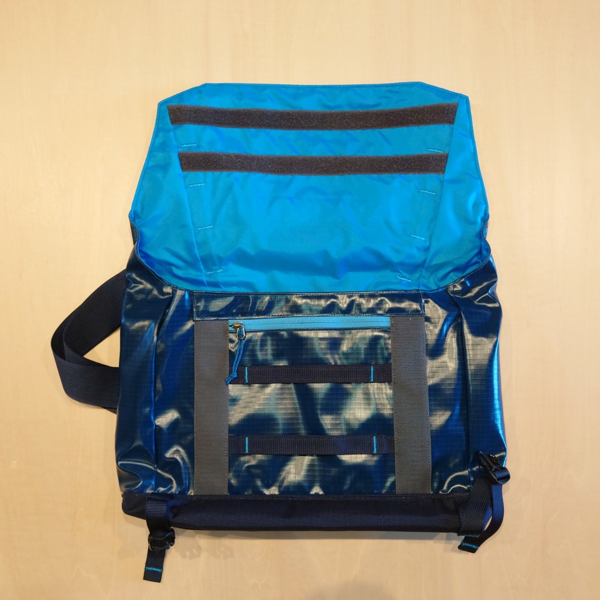 patagonia メッセンジャーバッグ BLACK HOLE MINI MESSENGER ブラックホールミニメッセンジャー 12l パタゴニア  2306